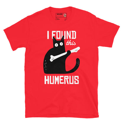 Funny cat holding skeleton bone Red T-shirt with pun text I Found This Humerus”