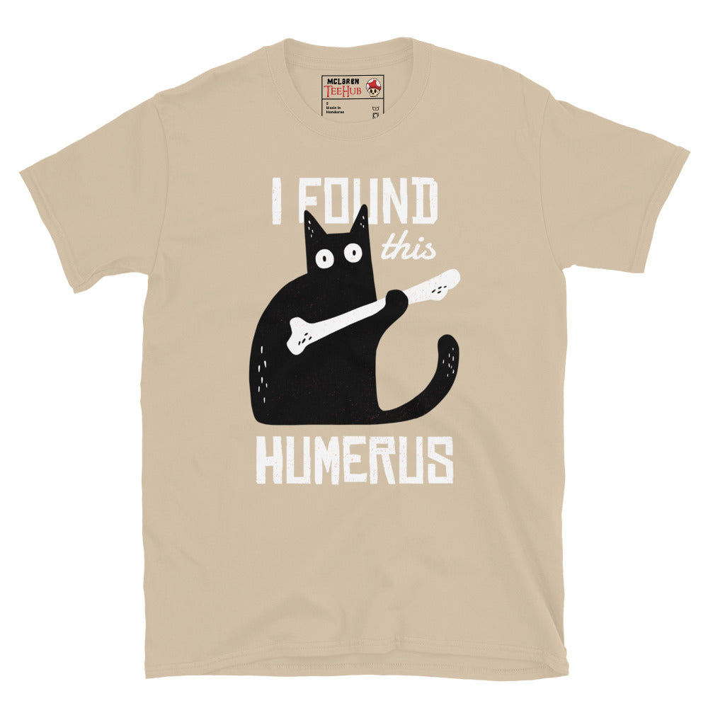 Funny cat holding skeleton bone sand T-shirt with pun text I Found This Humerus